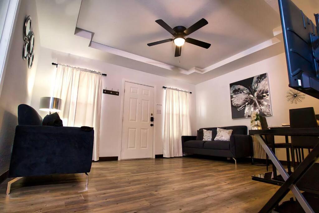 Chic & Cozy 2 Bedroom - 1 Bathroom - Rated Best Eagle Pass Buitenkant foto
