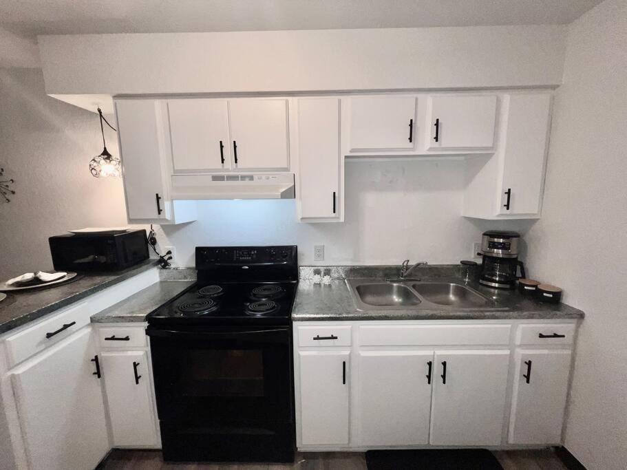 Chic & Cozy 2 Bedroom - 1 Bathroom - Rated Best Eagle Pass Buitenkant foto