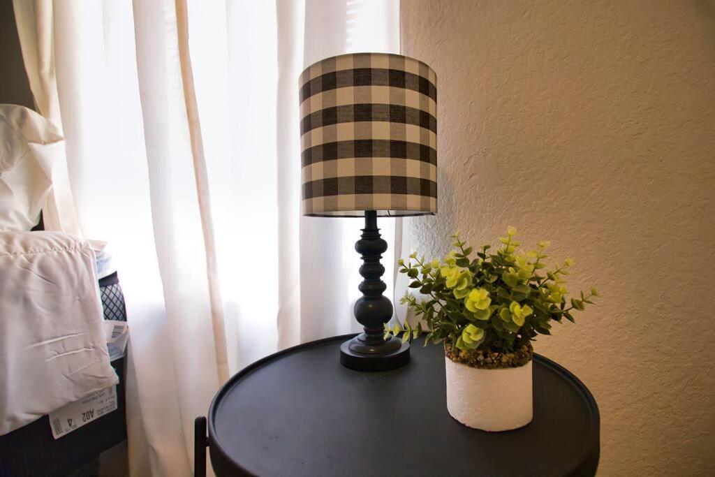 Chic & Cozy 2 Bedroom - 1 Bathroom - Rated Best Eagle Pass Buitenkant foto