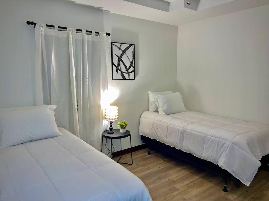 Chic & Cozy 2 Bedroom - 1 Bathroom - Rated Best Eagle Pass Buitenkant foto