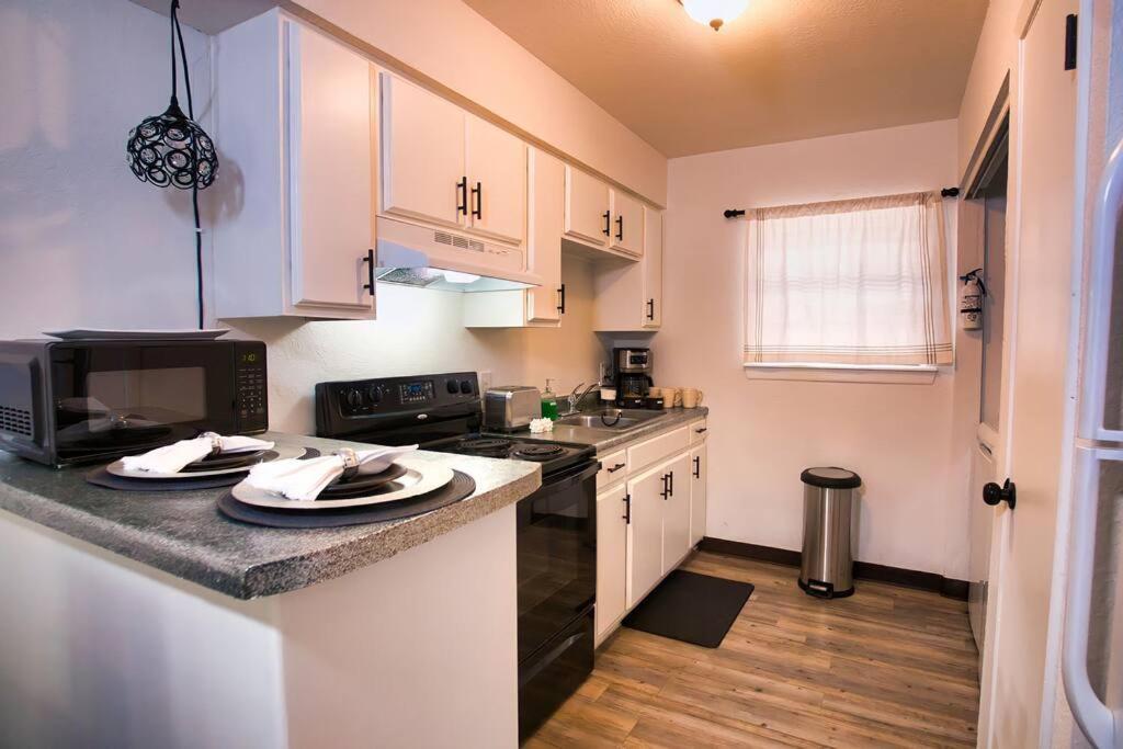 Chic & Cozy 2 Bedroom - 1 Bathroom - Rated Best Eagle Pass Buitenkant foto
