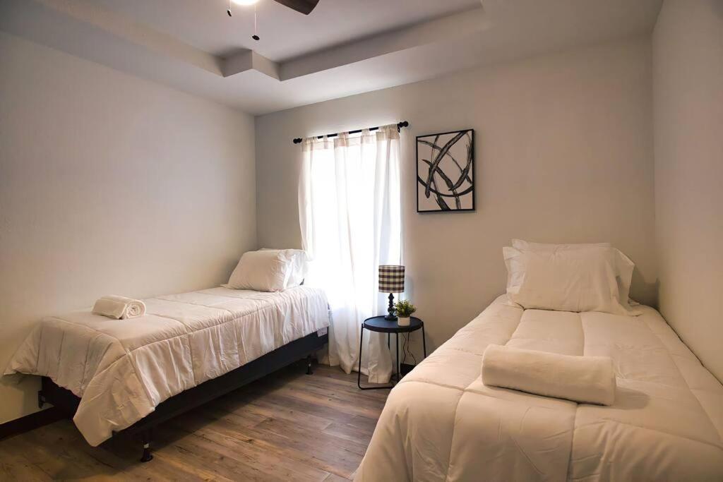 Chic & Cozy 2 Bedroom - 1 Bathroom - Rated Best Eagle Pass Buitenkant foto