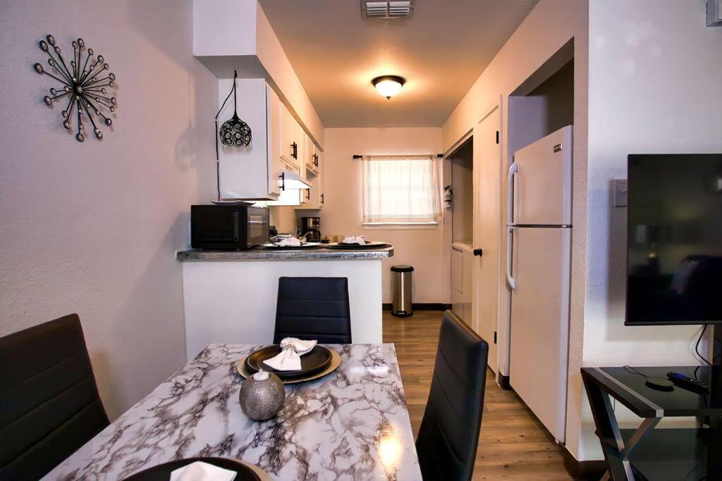 Chic & Cozy 2 Bedroom - 1 Bathroom - Rated Best Eagle Pass Buitenkant foto