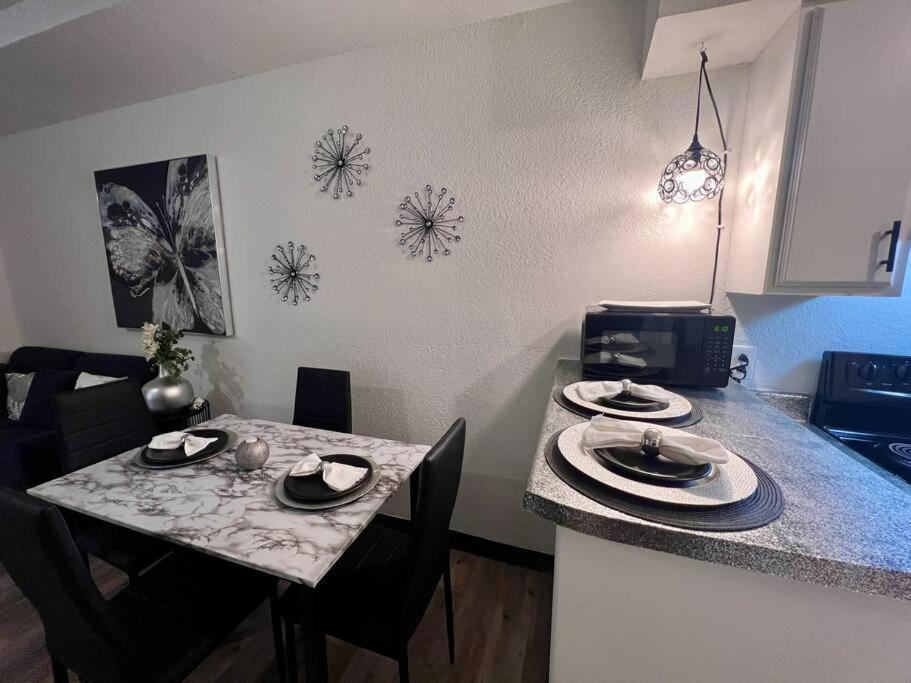 Chic & Cozy 2 Bedroom - 1 Bathroom - Rated Best Eagle Pass Buitenkant foto